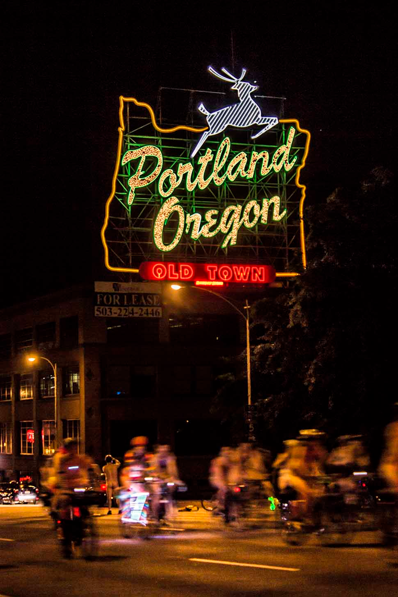 Illustration for article titled 19 Dazzling Photos Of Neon Signs